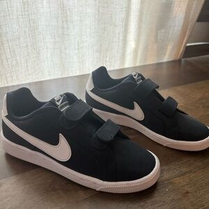 NBW, boys size 2Y, navy and white, double Velcro, Nike